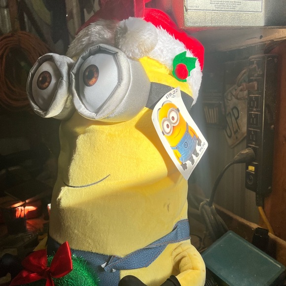 Despicable Me plush holiday greeter - Picture 3 of 4